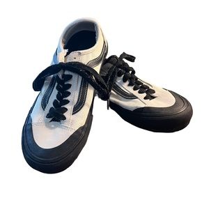 Vans Off the Wall lace up sneakers. Size 8.5